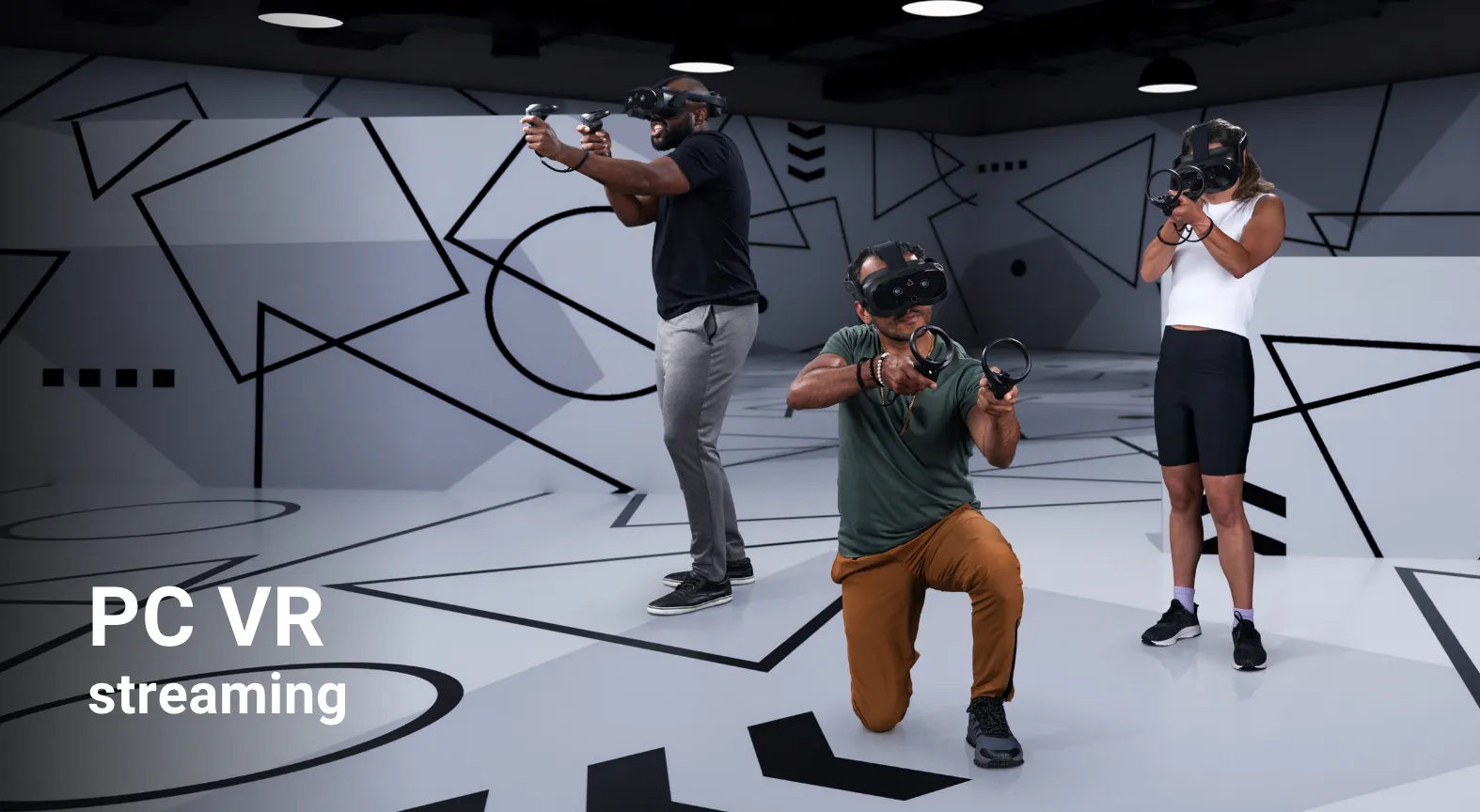 HTC Vive Focus Vision VR-prillid kasutuses – inimene VR-prillid peas multiplayer mängu mängimas arcades.